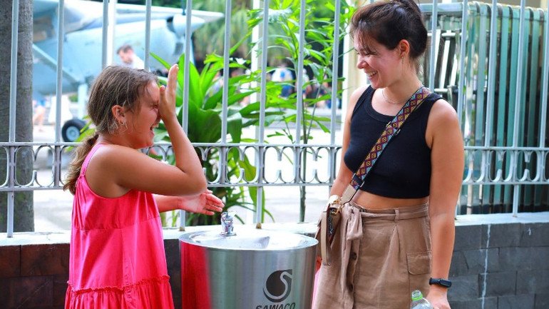 Du khách nước ngoài uống nước tại vòi đặt trong Bảo tàng Chứng tích chiến tranh. tru-nuoc-uong-tai-voi-730.jpg