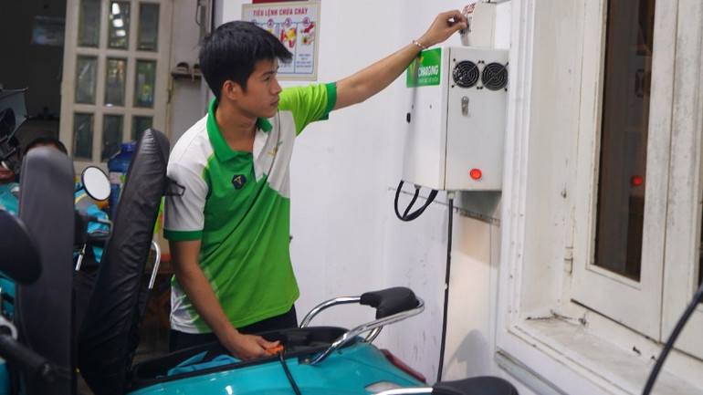 Dịch vụ sạc điện cho xe hai bánh nở rộ tại các quán cà phê trên địa bàn Thành phố. (Ảnh: THẾ ANH) sac-xe-dien-o-quan-caffe-6783.jpg