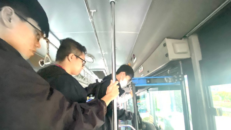 Sinh viên là hành khách chiếm phần lớn lựa chọn đi lại bằng xe buýt. (Ảnh: QUÝ HIỀN) hk-xuong-tram-xe-buyt-743.jpg