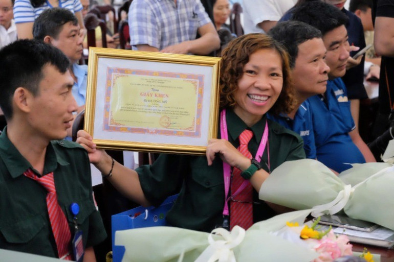 Bà Hương Mỹ, lái xe buýt tuyến 166, nhân viên của Công ty Phương Trang được vinh danh sáng 25/6. (Ảnh: QUÝ HIỀN) vinh-danh-lai-xe-huong-my-2188.jpg
