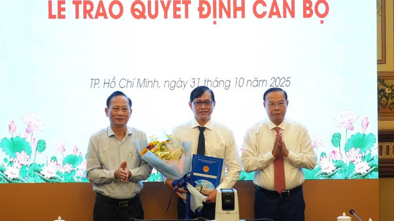 Phó Chủ tịch Thường trực Ủy ban nhân dân Thành phố Hồ Chí Minh Nguyễn Văn Thọ trao quyết định cho ông Bùi Thanh Giang làm Tổng Giám đốc Tổng Công ty Cấp nước Sài Gòn-Trách nhiệm hữu hạn một thành viên. (Ảnh: ANH THƯ) tphcm-trao-nhan-su-sawaco-5597.jpg