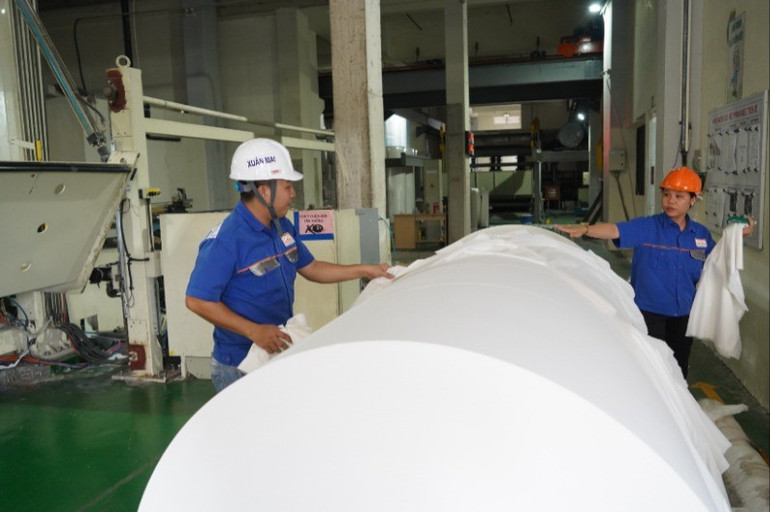 Sản xuất "sạch hơn", giảm phát thải tại Công ty TNHH giấy Xuân Mai, Khu công nghiệp Hiệp Phước. (Ảnh: THẾ ANH) anh-1-netzero-6688.jpg