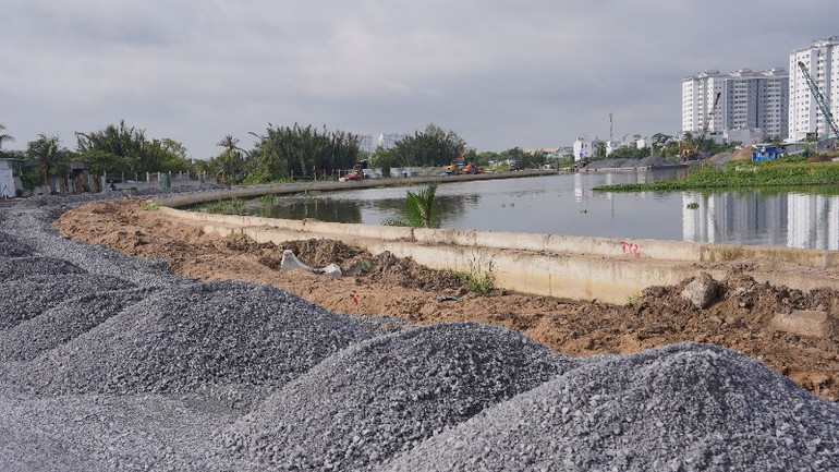 Gói thầu xây lắp 1 đoạn qua cầu Nước Lên, phường An Lạc thuộc Dự án kênh Tham Lương-Bến Cát-rạch Nước Lên đang tăng tốc thi công. (Ảnh: TÙNG ANH) kenh-tham-luong-dbqh-khao-sat-9433.jpg