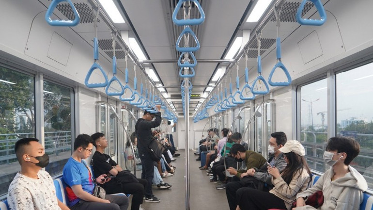 Hành khách đi metro được mang xe đạp gấp từ ngày 1/8, (Ảnh: QUÝ HIỀN) hanh-khach-di-metro-1-2-8178.jpg