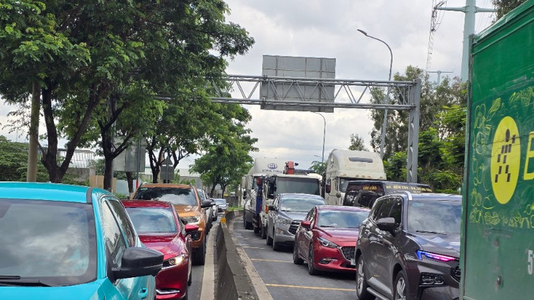 Tuyến cao tốc Thành phố Hồ Chí Minh-Long Thành-Dầu Giây thường xuyên ùn ứ, kẹt xe vào những ngày cao điểm, dịp lễ, tết. (Ảnh: QUÝ HIỀN) cao-toc-lt-dg-un-u-1633.jpg