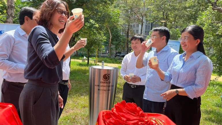Tổng Công ty Cấp nước Sài Gòn trao tặng trụ nước uống tại vòi cho một khu dân cư tại xã Tân Nhựt. tru-nuoc-uong-tai-voi-xa-tan-nhut-5645.jpg