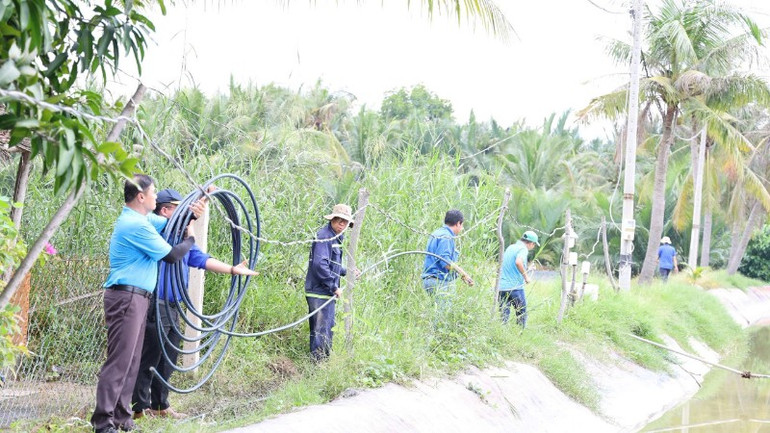 Đưa nước sạch về cù lao Mỹ Khánh, xã Bình Khánh qua đó phấn đấu phủ kín mạng lưới cấp nước khu vực vùng sâu. (Ảnh: QUÝ HIỀN) keo-he-thong-caop-nuoc-can-gio-6207.jpg