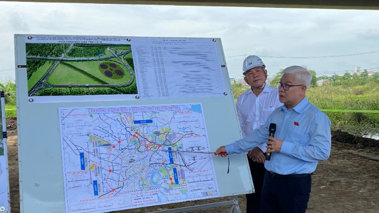 Ông Nguyễn Văn Lợi, Trưởng Đoàn đại biểu Quốc hội Thành phố Hồ Chí Minh khảo sát tại nút giao Tỉnh lộ 10 thuộc dự án Vành đai 3 Thành phố Hồ Chí Minh. (Ảnh: TÙNG ANH) dbqh-khao-sat-vanh-dai-3-5973.jpg