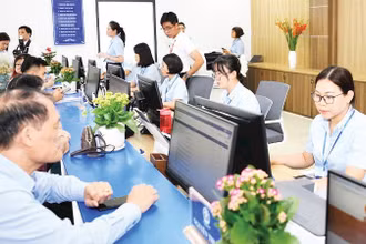 Người dân, doanh nghiệp giải quyết thủ tục hành chính tại điểm phục vụ hành chính công Tây Hồ.