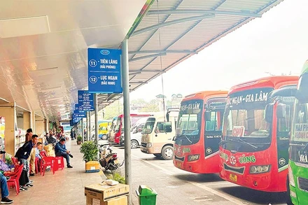 Hà Nội huy động hàng nghìn xe ô-tô khách bảo đảm nhu cầu của người dân dịp Tết.