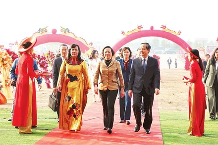 Các đại biểu dự khởi công Dự án đầu tư phát triển kết cấu hạ tầng Khu công nghiệp Quế Võ II- giai đoạn 2.