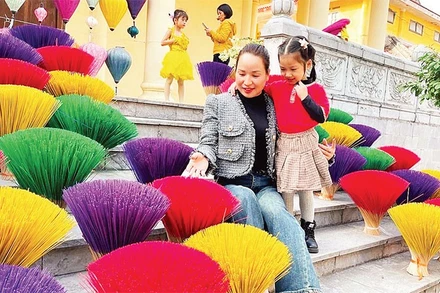 Trưng bày tăm hương làng nghề phục vụ các em học sinh trải nghiệm dịp áp Tết ở Bảo tàng Hải Phòng.