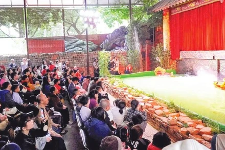 Lượng khách đến Hoàng thành Thăng Long đông là tín hiệu vui, nhưng cũng phát sinh nhiều bất cập.