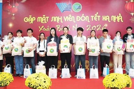 Trung tâm Quản lý Ký túc xá và Khu đô thị Đại học Quốc gia Thành phố Hồ Chí Minh tổ chức gặp mặt sinh viên đón Tết xa nhà. (Ảnh CTV)