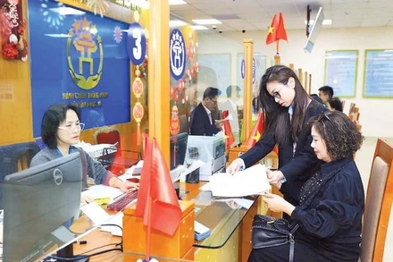 Người dân đến làm thủ tục tại Trung tâm phục vụ hành chính công thành phố Hà Nội-Chi nhánh số 3. (Ảnh ĐÌNH HIỆP)