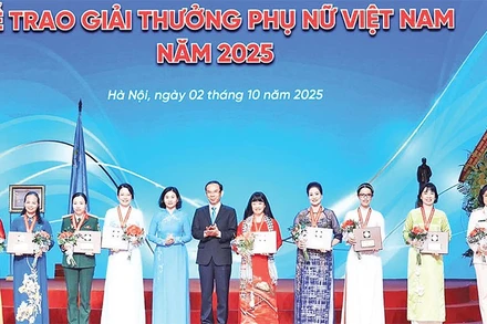 Bà Nguyễn Thị Lan (thứ 5 từ phải qua) nhận Giải thưởng Phụ nữ Việt Nam năm 2025.