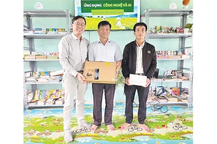 Trao tặng máy tính xách tay và máy tính bảng cho Thư viện thôn Long Năng.