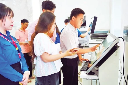 Sinh viên đồng hành cùng Ủy ban nhân dân phường Sài Gòn hỗ trợ người dân, doanh nghiệp trong thực hiện thủ tục hành chính.