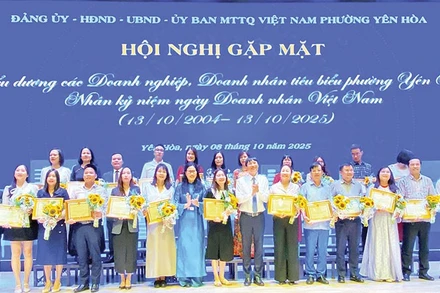 Phường Yên Hòa biểu dương khen thưởng 25 doanh nghiệp, doanh nhân tiêu biểu nhân kỷ niệm Ngày Doanh nhân Việt Nam 13/10.