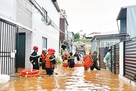 Giữa tháng 8, sau trận mưa lớn kéo dài, một khu dân cư tại phường Lâm Viên-Đà Lạt bị ngập sâu gần 1m khiến cho nhiều hộ dân bị cô lập trong thời gian ngắn.