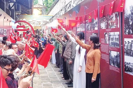  Tái hiện niềm hân hoan của người Hà Nội trong Ngày Giải phóng Thủ đô.