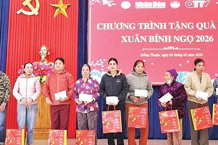 Những suất quà Tết ấm áp, yêu thương đến với những hoàn cảnh khó khăn ở phường Đồng Thuận, tỉnh Quảng Trị.