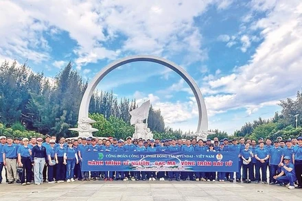 Người lao động Công ty TNHH Đóng tàu HD Hyundai Việt Nam viếng Khu Tưởng niệm chiến sĩ Gạc Ma. (Ảnh THÁI VŨ)