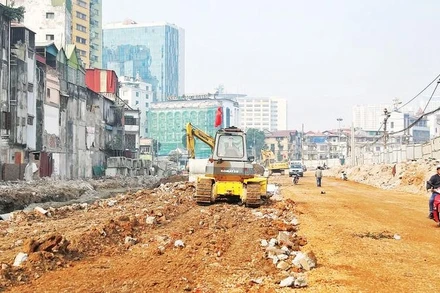 Đường Vành đai 1 (đoạn Hoàng Cầu - Voi Phục) đang hình thành. (Ảnh QUỐC TOẢN)