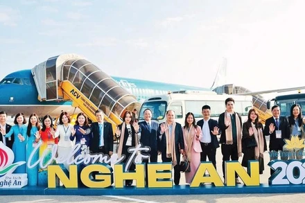 Đón du khách và chuyến bay đầu tiên ngay sau khi hoàn thành việc nâng cấp Cảng hàng không quốc tế Vinh.