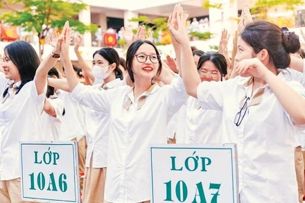 Học sinh lớp 10 Trường THPT Mỹ Đình háo hức trong ngày khai giảng năm học 2025-2026.