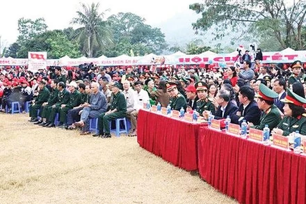 Đông đảo nhân dân đến tham dự chương trình. (Ảnh ĐÌNH PHƯỢNG)