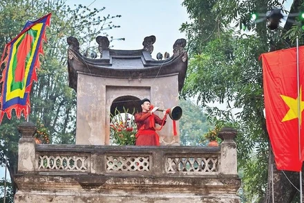 Tiếng loa thông báo mở cổng Ô Quan Chưởng vang lên.