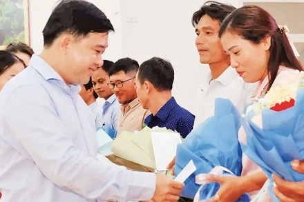 Lãnh đạo tỉnh Đồng Nai khen thưởng các hộ dân đồng thuận giao đất thực hiện Dự án cao tốc Gia Nghĩa-Chơn Thành.