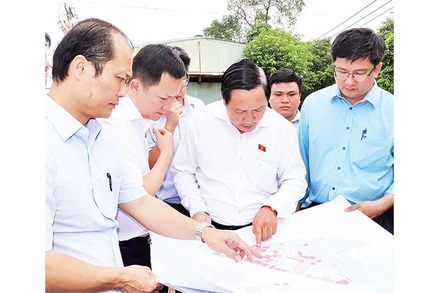 Đoàn đại biểu Quốc hội tỉnh Đồng Nai khảo sát công tác giải phóng mặt bằng Khu công nghiệp Biên Hòa 1.