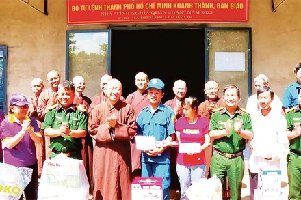 Bộ Tư lệnh thành phố và Giáo hội Phật giáo Việt Nam thành phố trao nhà tình nghĩa quân-dân.