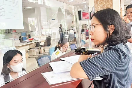  Hỗ trợ người nộp thuế làm thủ tục tại trụ sở Thuế Thành phố Hồ Chí Minh.