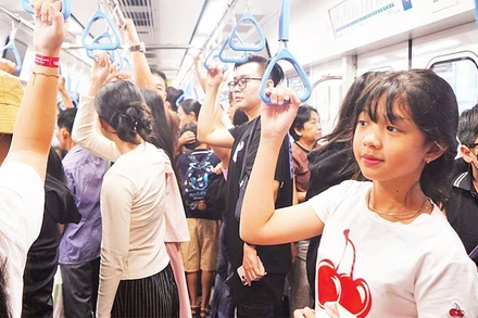 Tuyến Metro số 1 Bến Thành-Suối Tiên hiện phục vụ 55.000 hành khách mỗi ngày, sẽ được đầu tư nối dài tuyến đến Bình Dương (cũ), Đồng Nai, qua đó kết nối đồng bộ với hệ thống đường bộ. (Ảnh ANH THẾ)