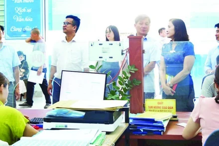 Đoàn Kiểm tra công vụ tỉnh Đắk Nông kiểm tra đột xuất trong giờ làm việc tại điểm một cửa ở các địa phương, qua đó kịp thời khắc phục những hạn chế trong công tác CCHC.