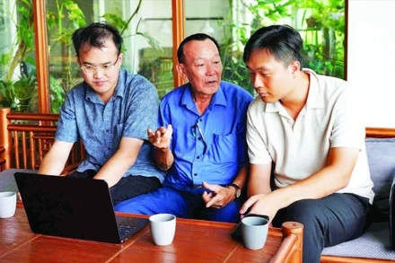 Nhóm kỹ sư trẻ học hỏi, trao đổi kỹ thuật nông nghiệp với Phó Giáo sư, Tiến sĩ Phạm Tiến Dinh - Viện Nông nghiệp Việt Nam.