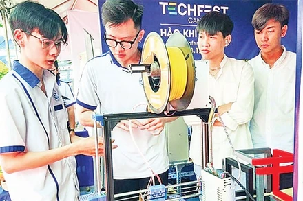 Giới thiệu sản phẩm tại một sự kiện khởi nghiệp, đổi mới sáng tạo tại Cần Thơ.