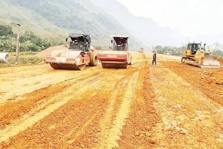 Nhờ quản lý tốt các mỏ trên địa bàn nên việc cung cấp đất đắp cho dự án đường Hòa Bình-Mộc Châu triển khai mặt bằng hiệu quả.
