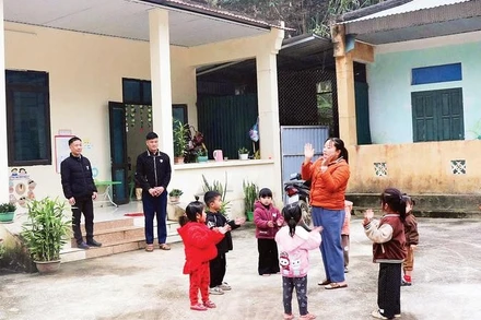 Trẻ em trong thôn Bản Giáng được đến trường.