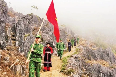 Cán bộ, chiến sĩ Đồn Biên phòng Xuân Trường cùng người dân tuần tra bảo vệ biên giới.