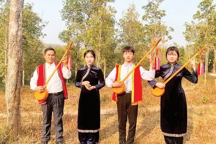 Thầy Phùng Văn Thời (bên trái) tham gia biểu diễn cùng các em học sinh.