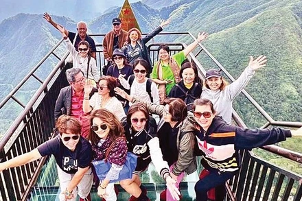 Khu du lịch Cầu kính Rồng Mây thuộc xã Bình Lư, tỉnh Lai Châu là một trong những điểm đến được nhiều hãng lữ hành quốc tế lựa chọn để xây dựng tour trong hành trình “tour du lịch Tây Bắc”.