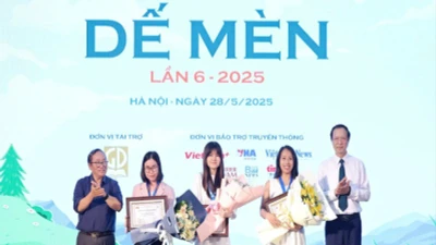 Trao Giải thưởng Thiếu nhi Dế Mèn năm 2025 cho các tác giả xuất sắc.