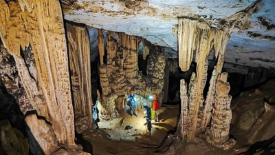 Du khách khám phá hang động tại vùng Công viên địa chất toàn cầu UNESCO Lạng Sơn. (Ảnh: VIETNAM EXPEDITIONS)