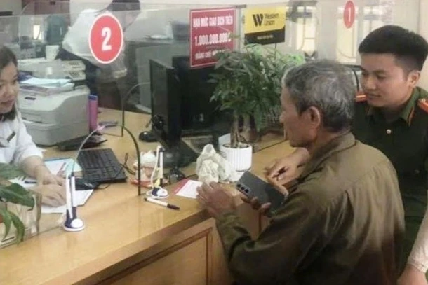 Công an xã Vĩnh Lại (Hải Phòng) có mặt tại Phòng giao dịch Agribank Cầu Ràm, ngăn chặn thành công vụ giả danh Công an lừa đảo chiếm đoạt 260 triệu đồng.