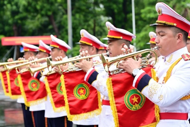 Đoàn Quân nhạc Công an nhân dân biểu diễn tại dải trung tâm thành phố. (Ảnh: Công an Hải Phòng)