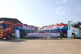 Lãnh đạo BSR và PVOILchào mừng xuất khẩu những lô dầu DO đầu tiên sang thị trường Lào.